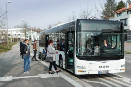 Menschen steigen in einen Bus ein