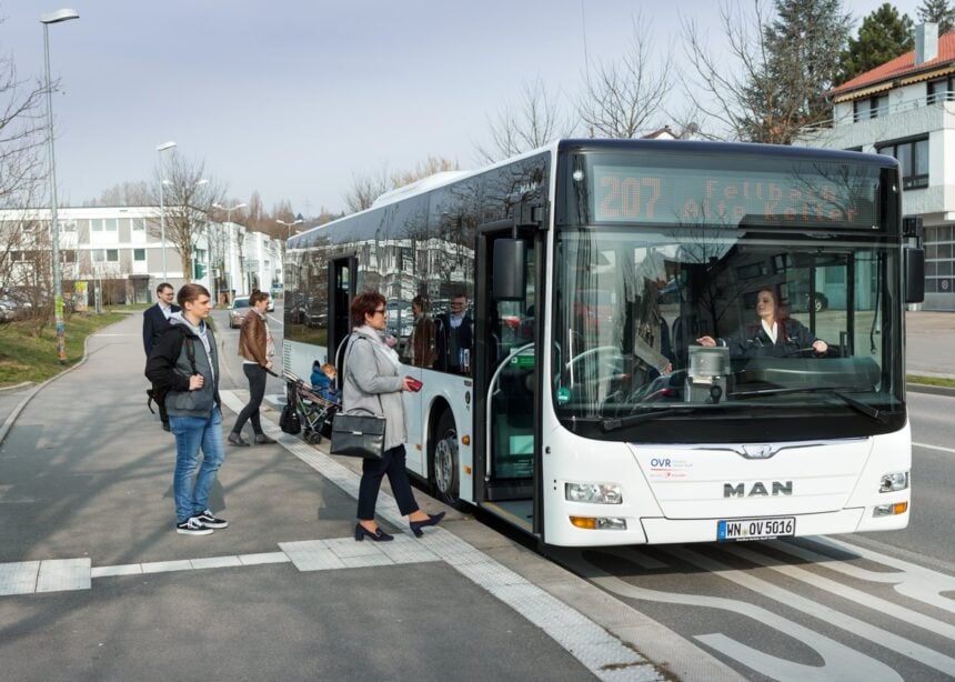 Menschen steigen in einen Bus ein