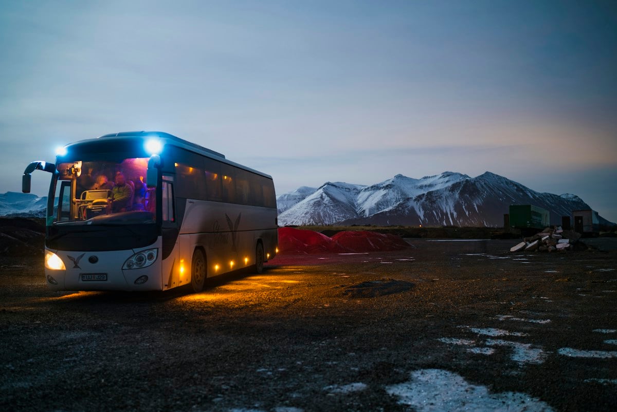 Reisebus vor einer Berglandschaft