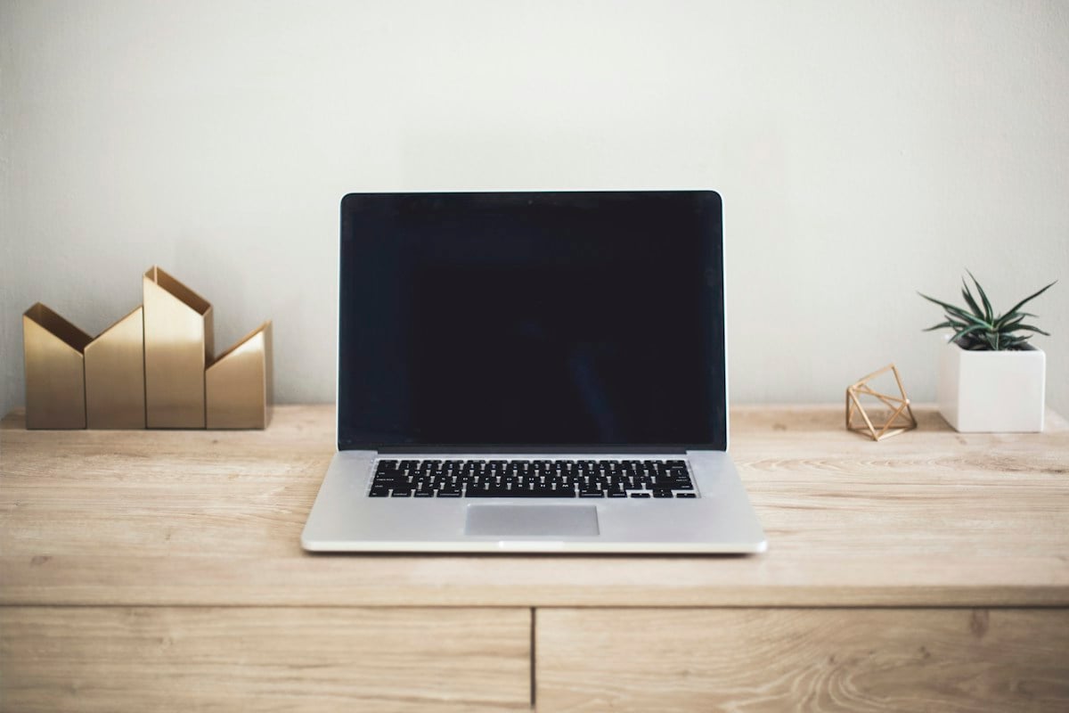 Laptop auf einem Schreibtisch für digitale Verwaltung