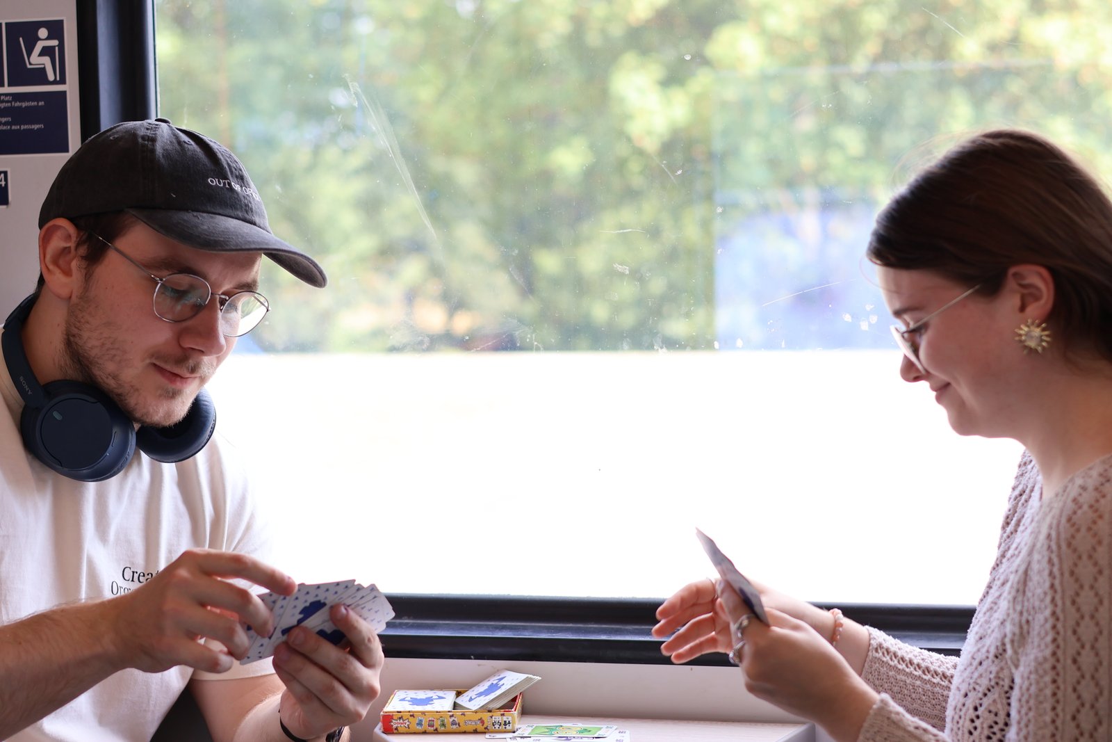 Zwei Menschen spielen Karten im Zug