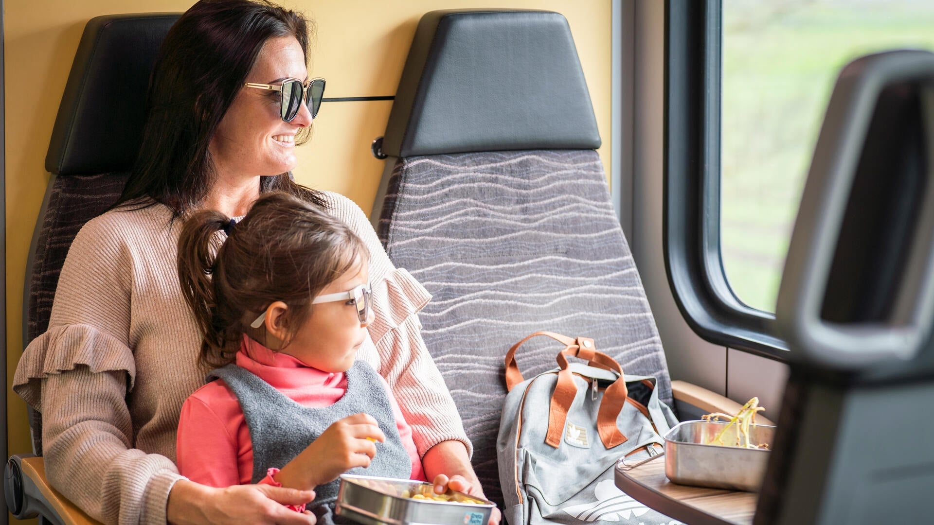 Mutter und Tochter reisen gemeinsam im Zug