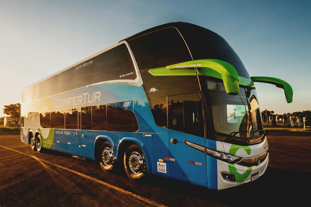 Reisebus steht an einem Parkplatz