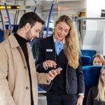 Passagier und Zugbegleiter in einem Regionalzug