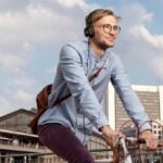 Mann auf dem Fahrrad in einer Stadtstraße