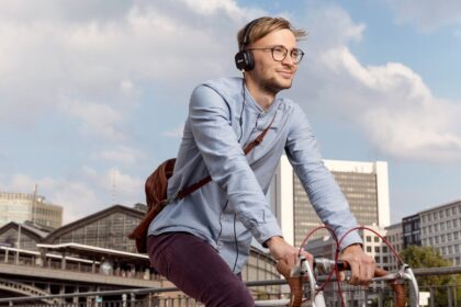 Mann auf dem Fahrrad in einer Stadtstraße
