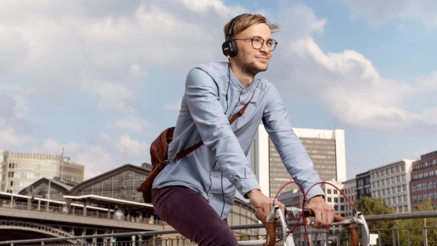 Mann auf dem Fahrrad in einer Stadtstraße