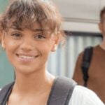 Reisende im Zug unterwegs mit dem Deutschlandticket