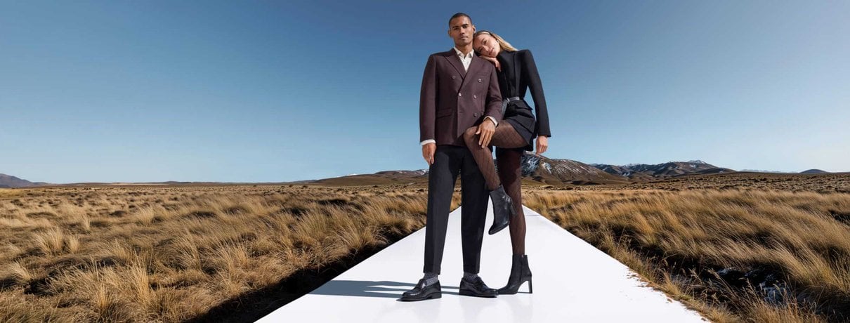 Zwei Modelle in Falke Strumpfhosen vor einer herbstlichen Kulisse
