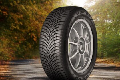 Goodyear Ganzjahresreifen auf einer Straße mit herbstlichen Bäumen
