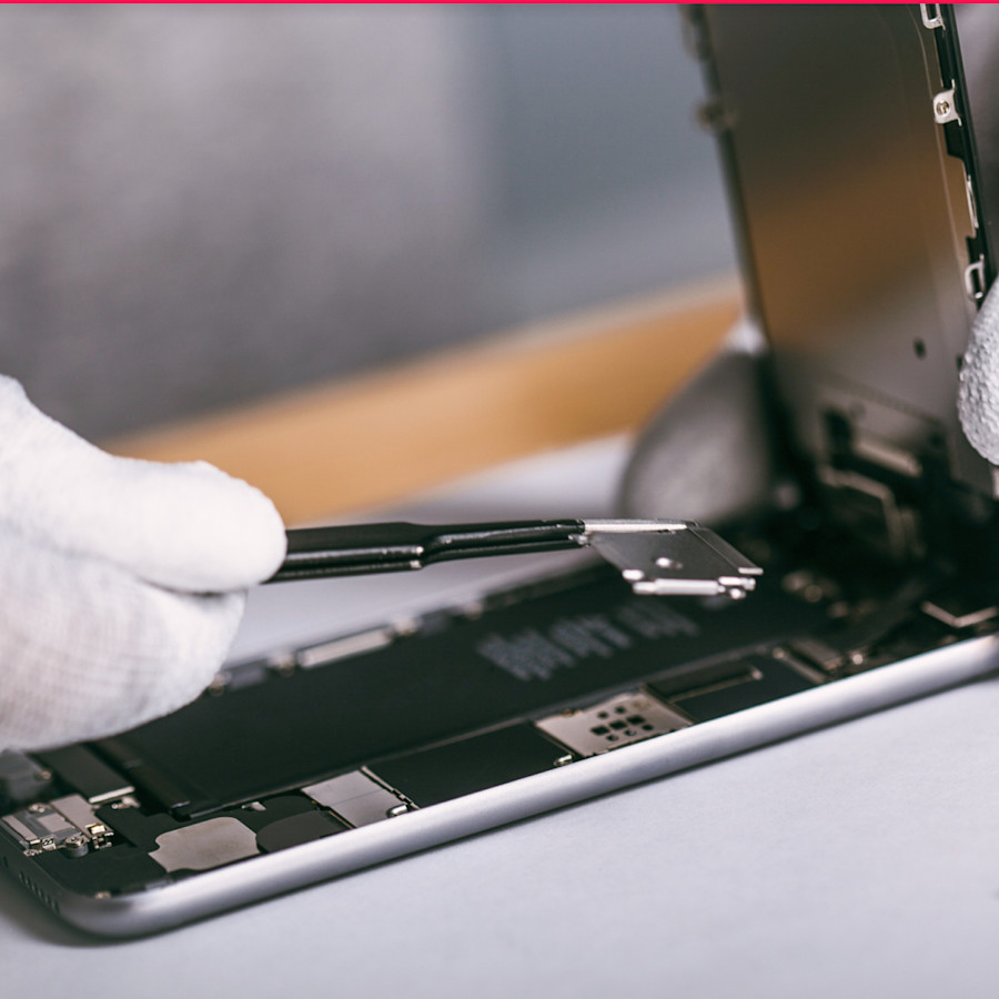 Techniker bereitet ein zurückgegebenes Smartphone fachgerecht auf