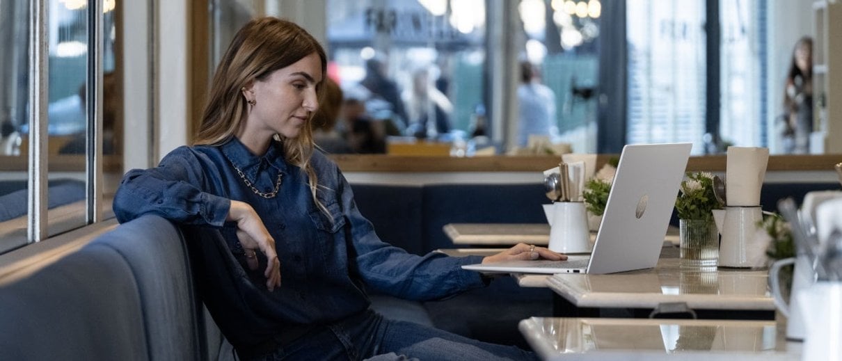 Ordinateur portable HP OmniBook présenté dans une scène de campagne
