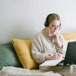 Kvinna som arbetar med en laptop