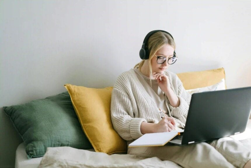 Kvinna som arbetar med en laptop