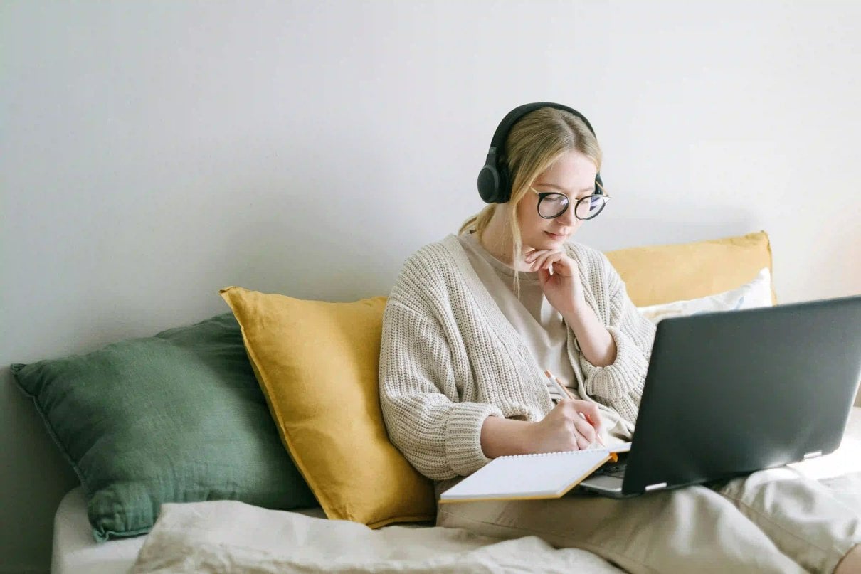 Kvinna som arbetar med en laptop