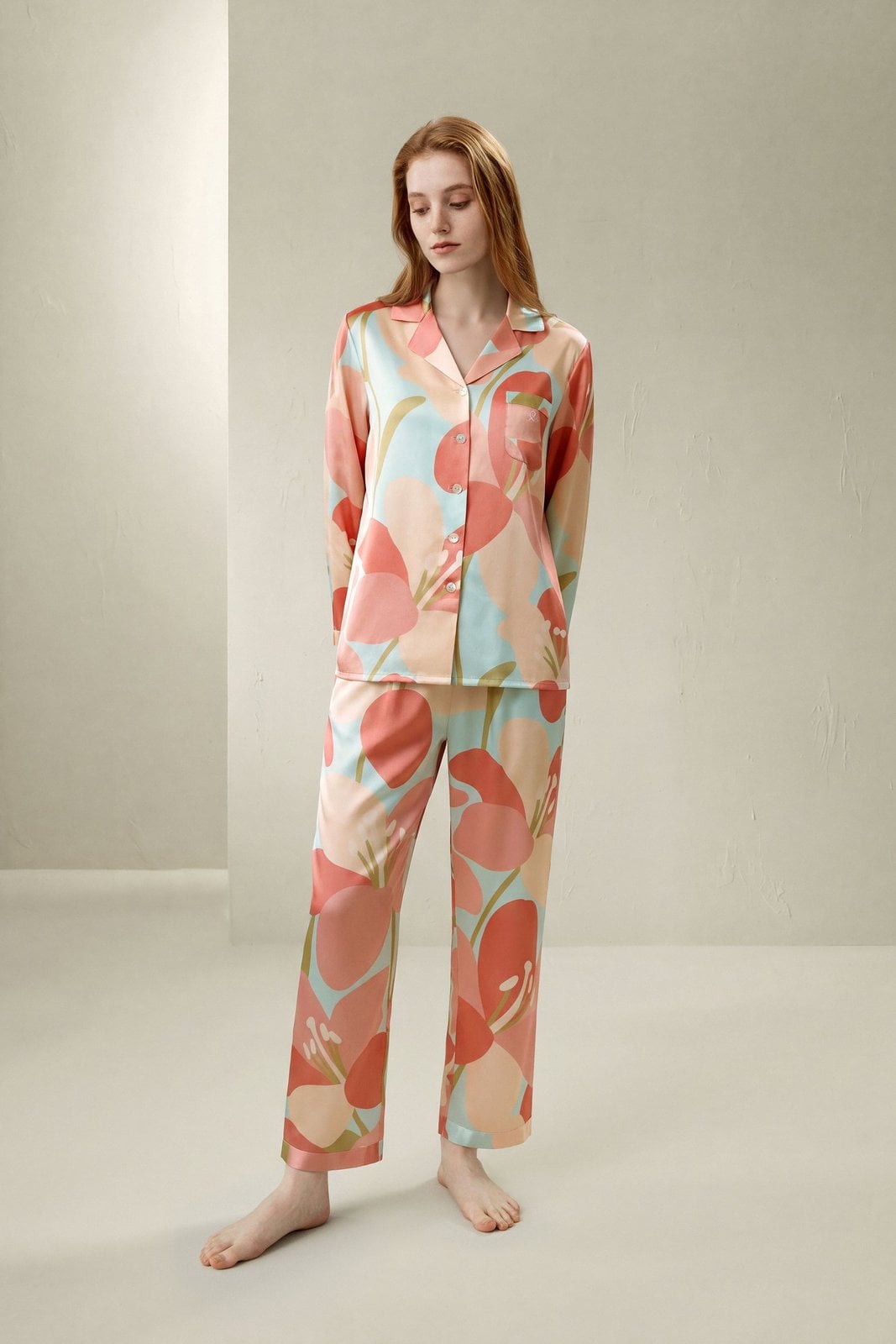 Pyjama long en soie à motif lys de Hope Lilysilk