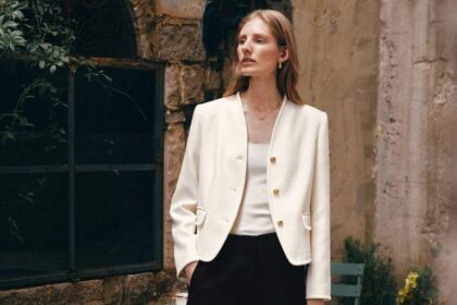 Veste blanche à col courbe Lilysilk portée par un mannequin
