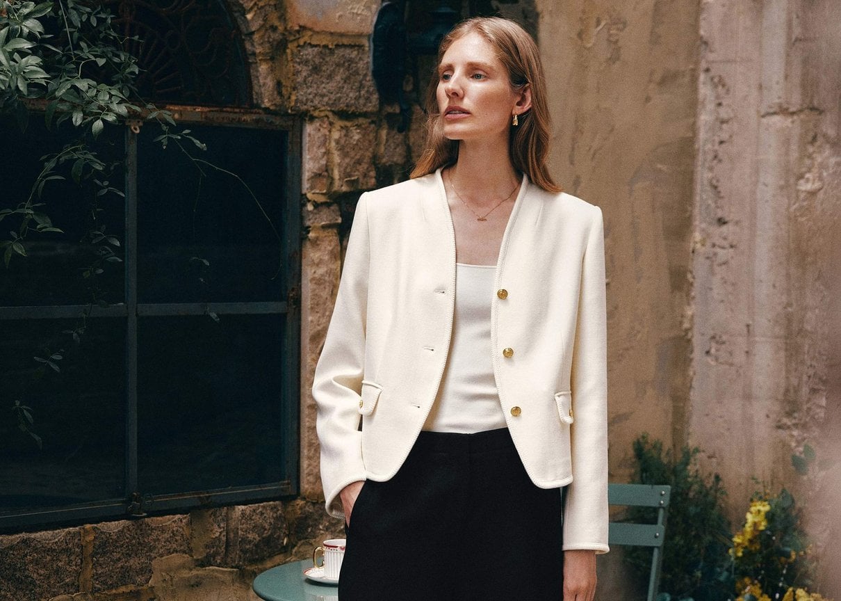 Veste blanche à col courbe Lilysilk portée par un mannequin