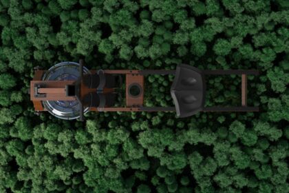 Merach Rudergerät vor einer Waldkulisse