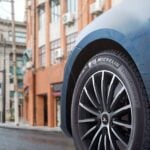 Autoreifen an einem Fahrzeug auf einer Stadtstraße