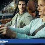 Paar fährt bei Regen mit einem Auto