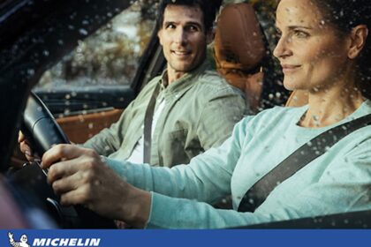 Paar fährt bei Regen mit einem Auto