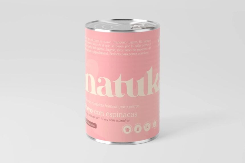Lata de pavo Natuka para perros, mostrada en su envase sobre fondo claro