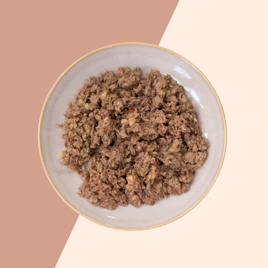 Plato del menú cocinado de cerdo ahumado de Natuka