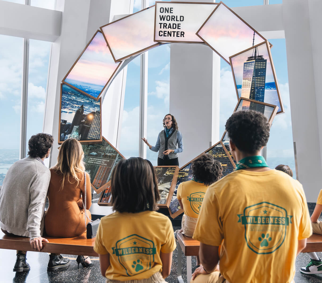 Un grupo de visitantes comparte una experiencia en el observatorio