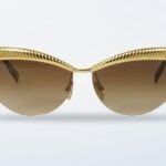 Lentes de sol Bvlgari TUBOGAS dorados en fotografía de producto