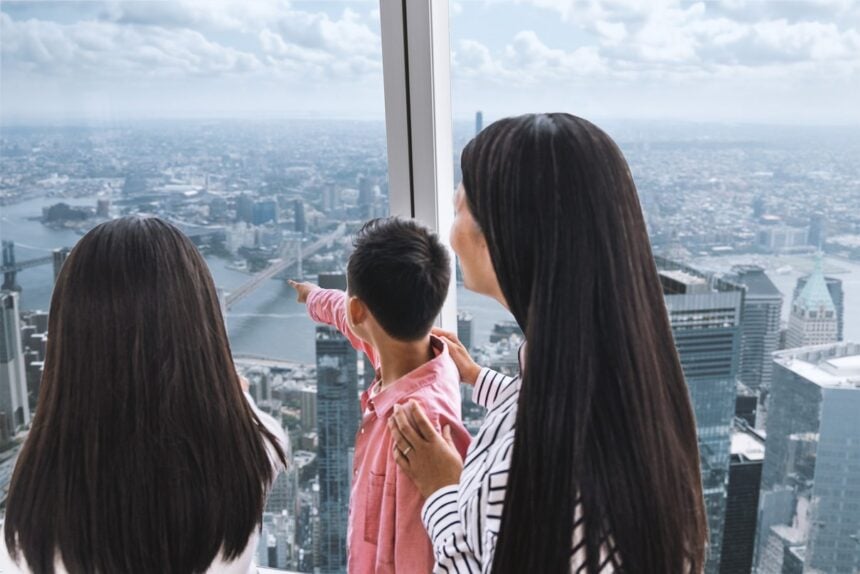 Famille regardant la skyline depuis l'observatoire
