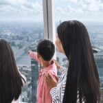 Visiteurs réunis devant les fenêtres panoramiques