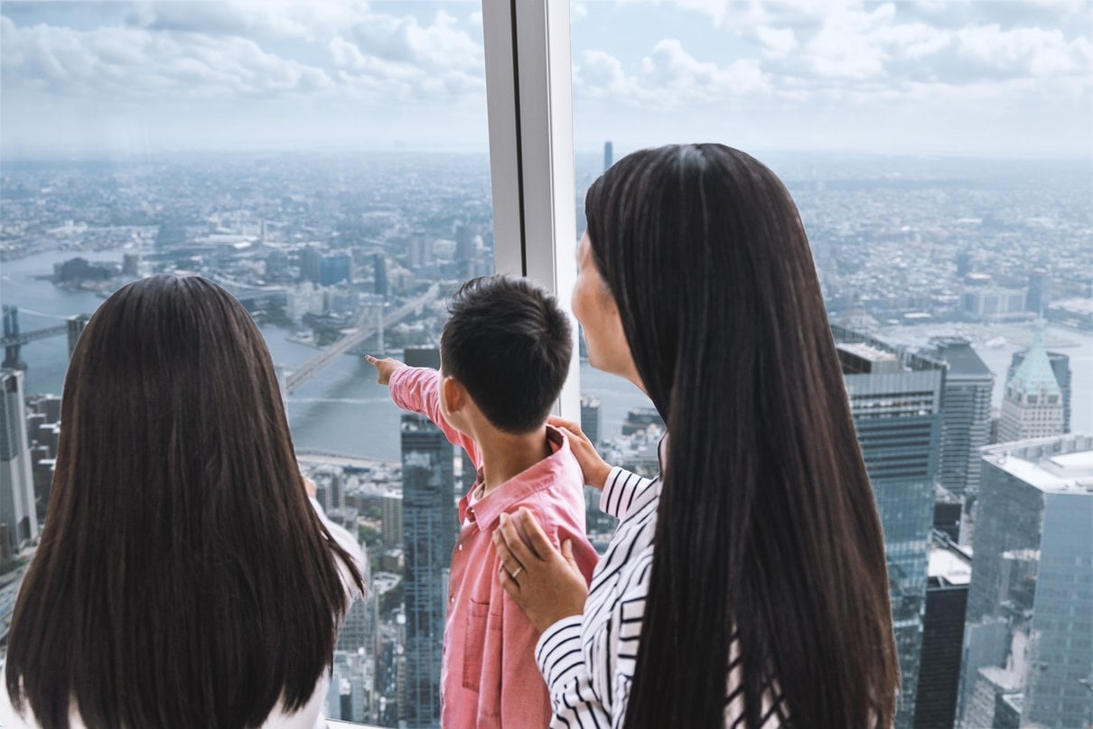 Visiteurs réunis devant les fenêtres panoramiques