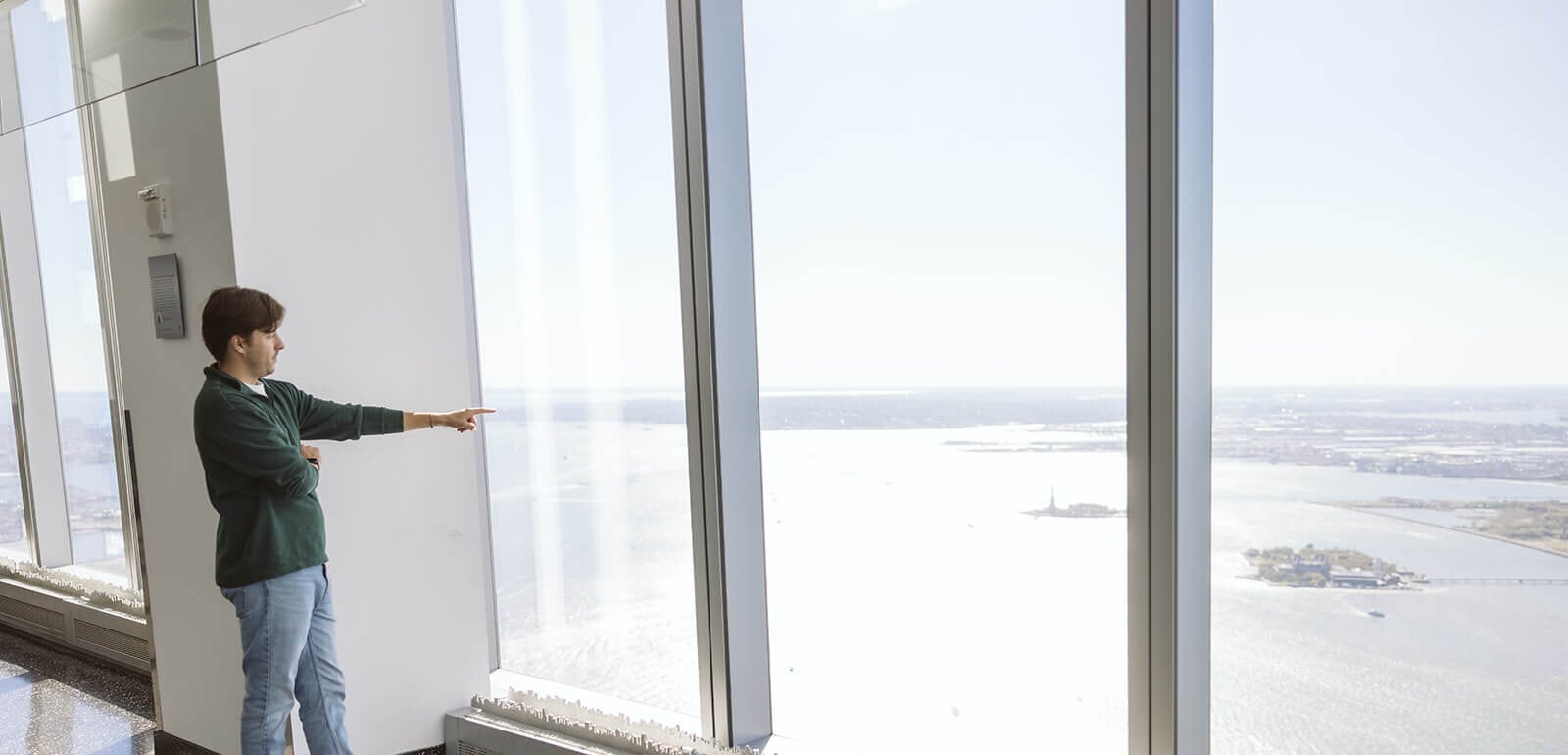Un visitante observa el puerto desde el mirador