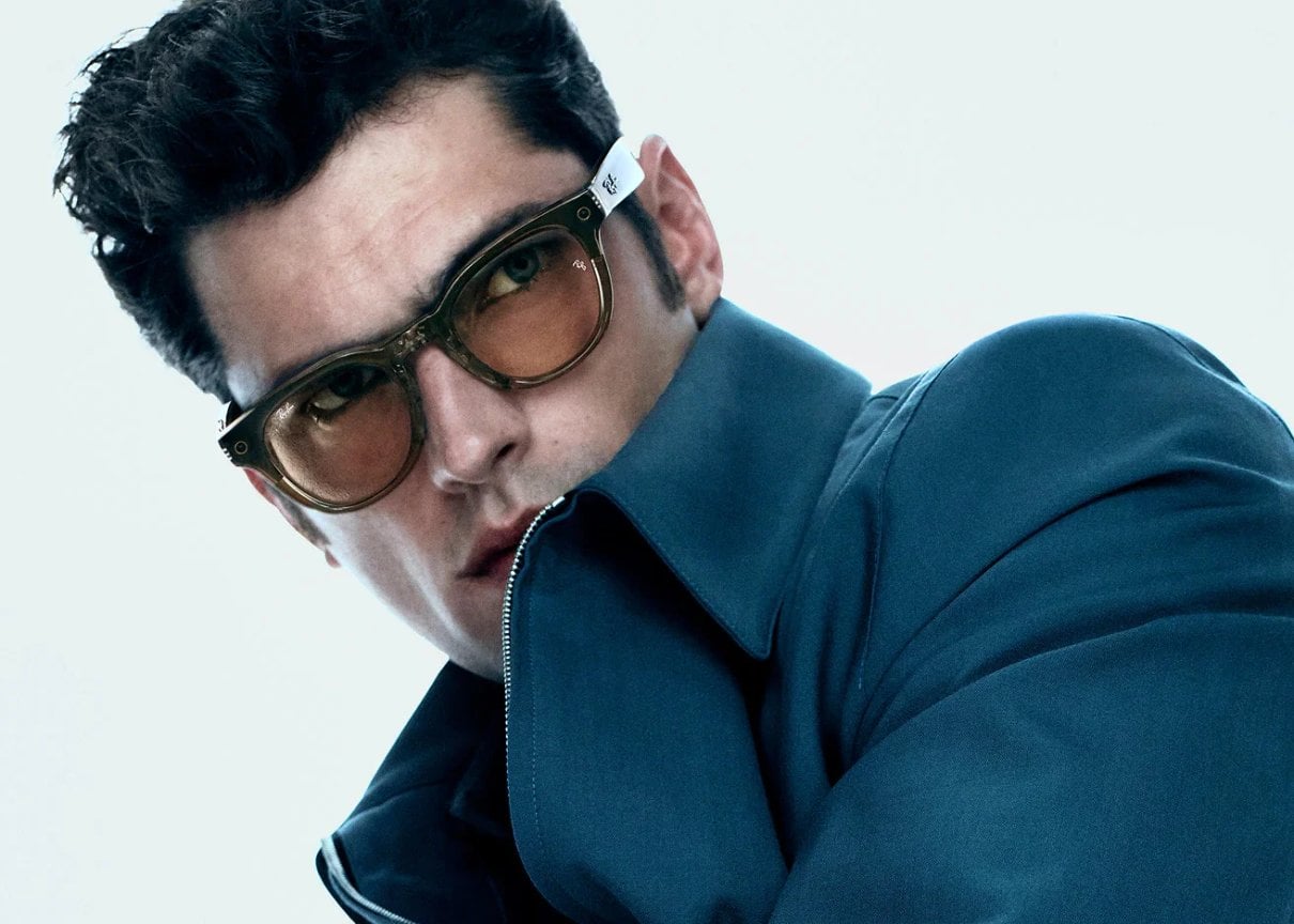 Persona con lentes inteligentes Ray-Ban Meta en una campaña de estilo