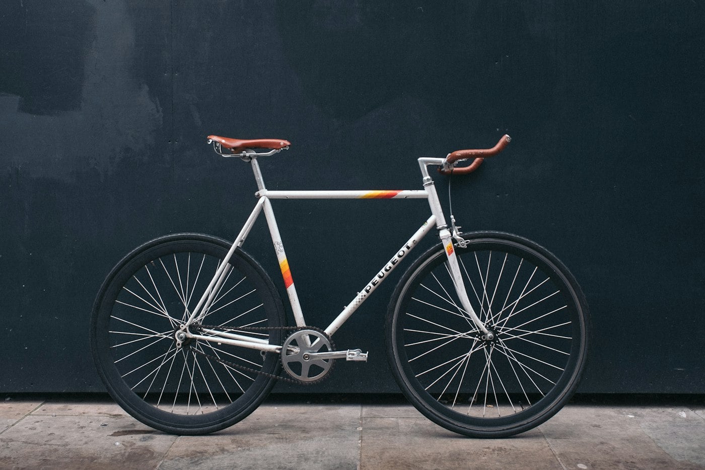 Fahrrad an einer dunklen Wand