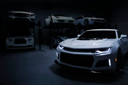 Weißes Auto in einer Garage