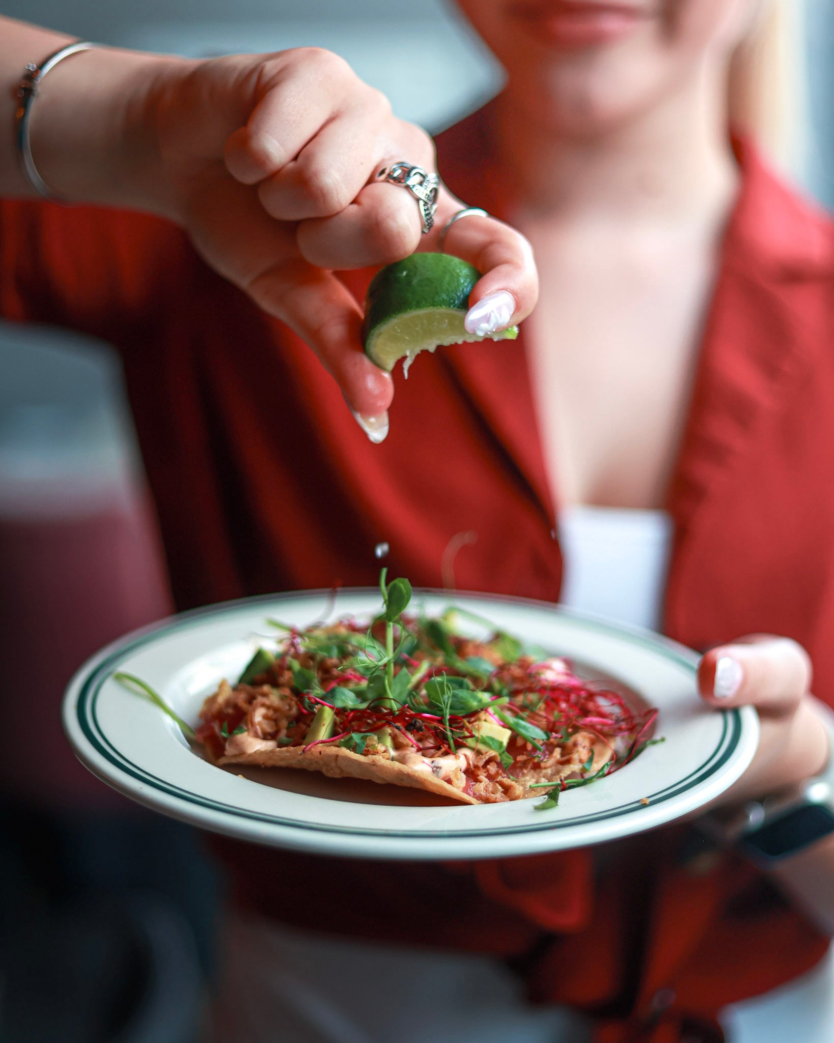 Osoba serwująca danie przy restauracyjnym stole