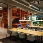Mesas de coworking en The Social Hub Barcelona