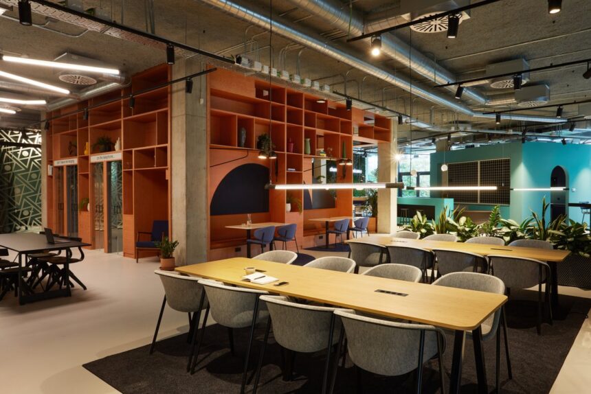 Mesas de coworking en The Social Hub Barcelona