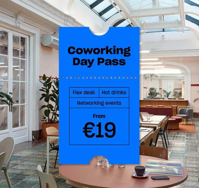 Persona trabajando en una mesa de coworking