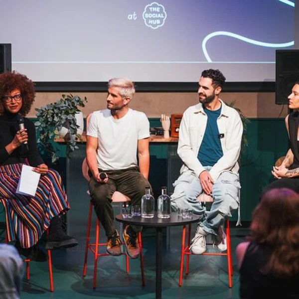 Actividad de conversación en un espacio de coworking de Barcelona
