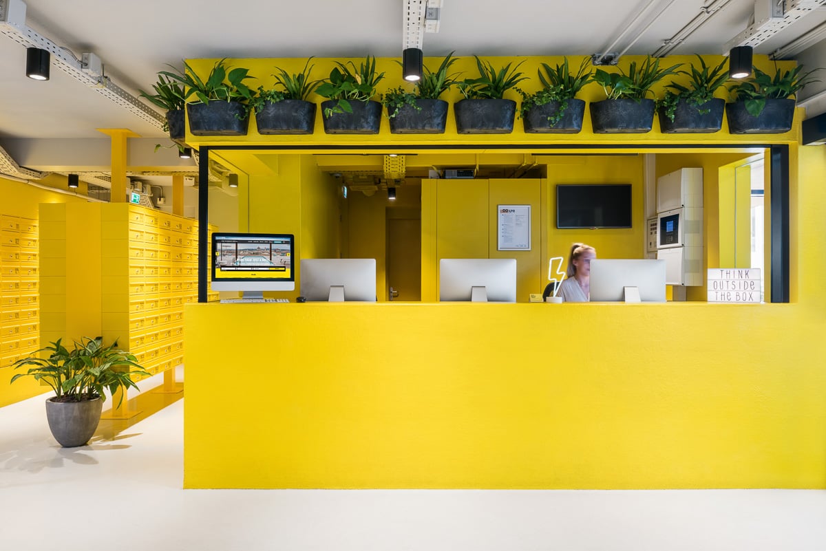 Zona común interior de The Social Hub con asientos compartidos