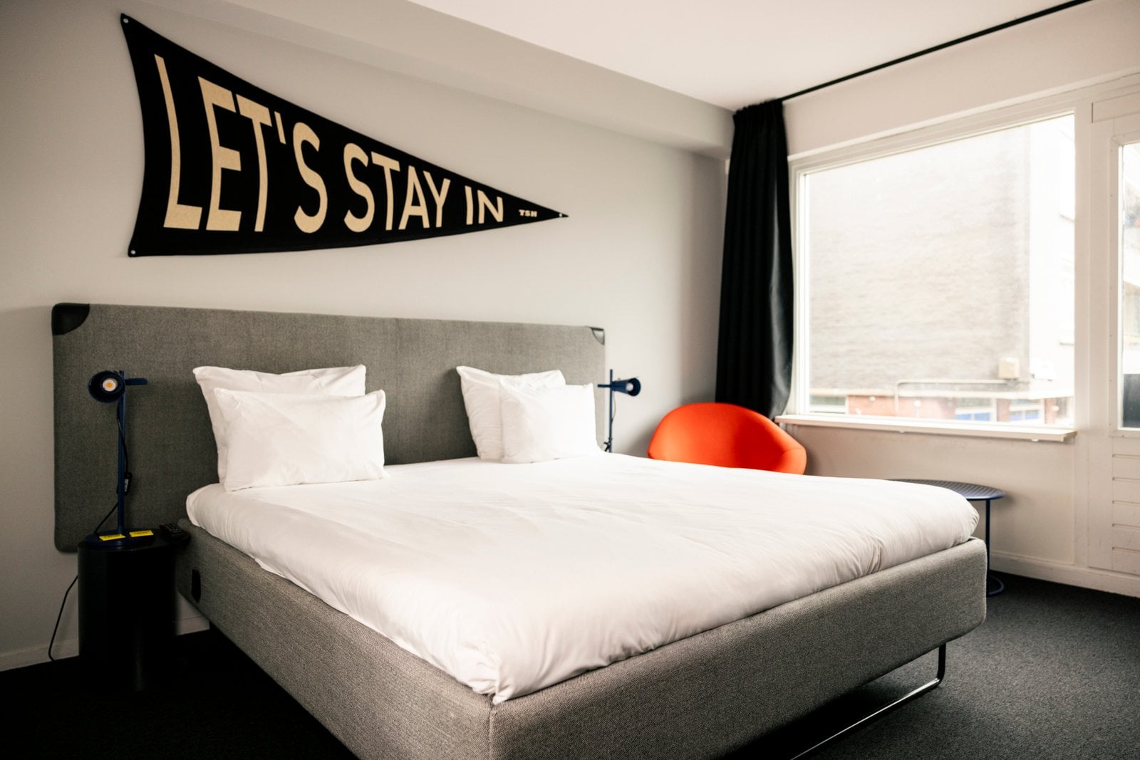 Habitación de hotel de The Social Hub con cama y mobiliario