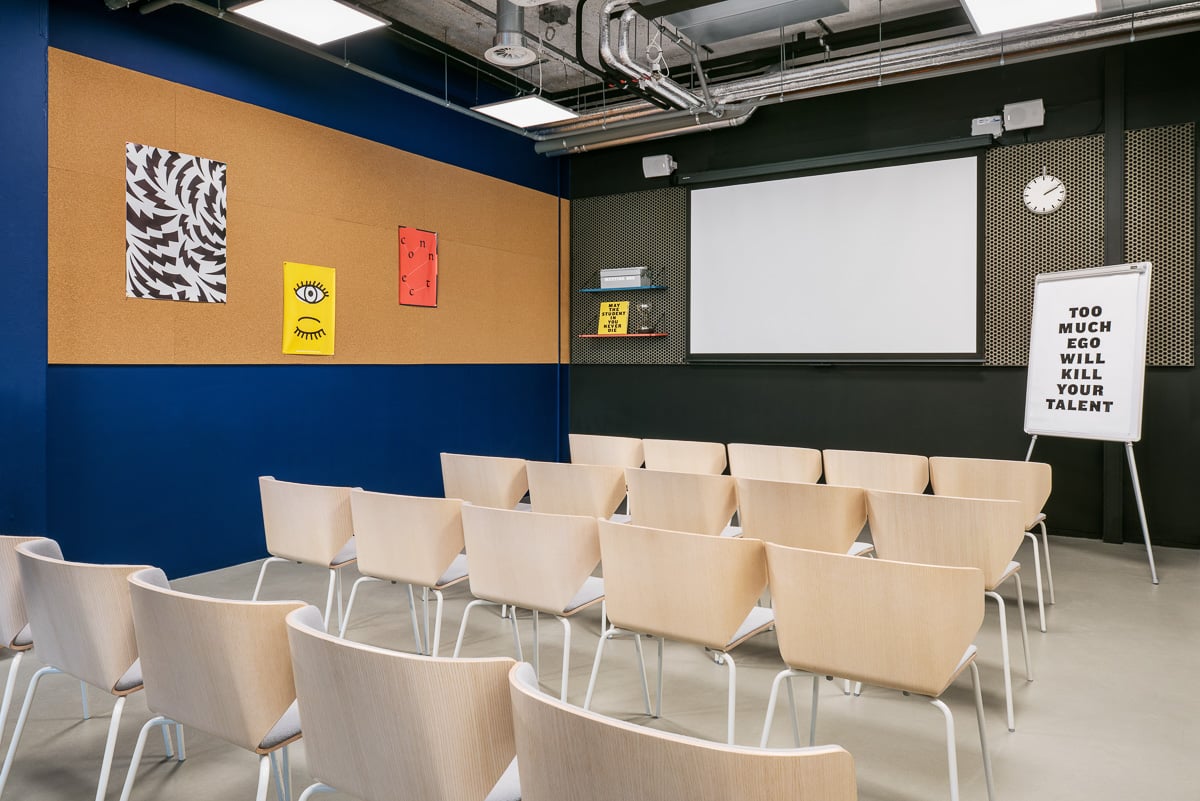 Sala de reuniones de The Social Hub con mesa y sillas