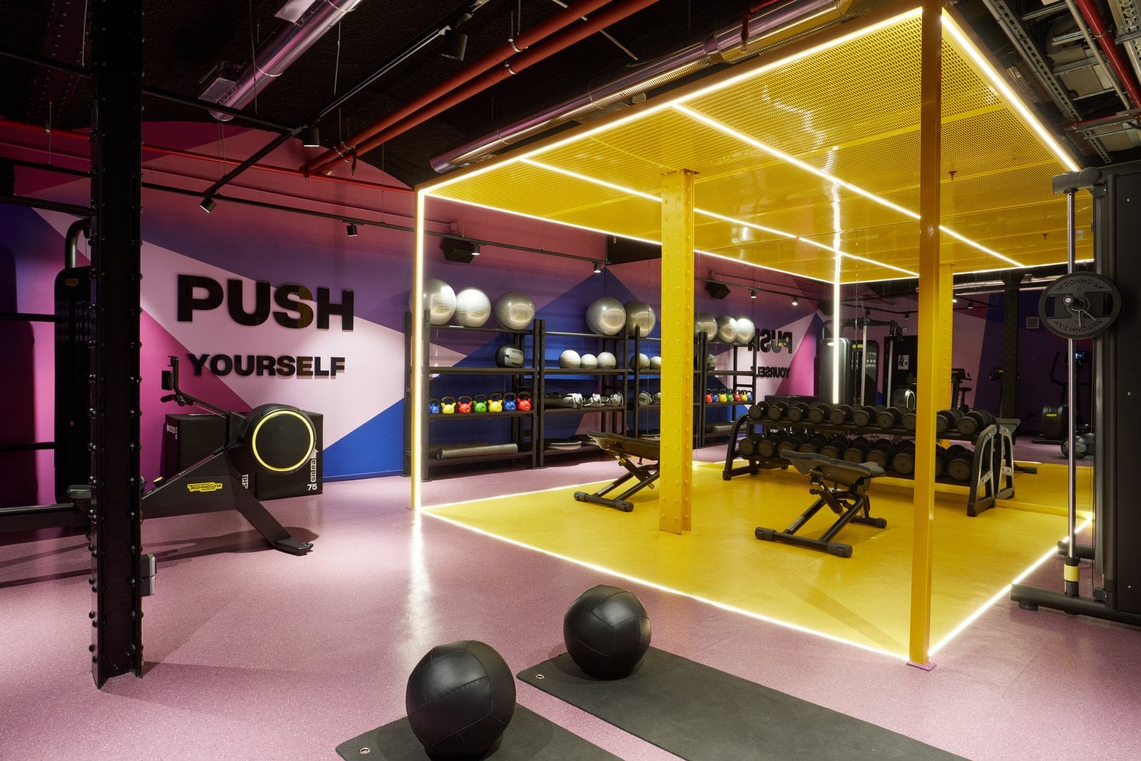 Gimnasio interior de The Social Hub Madrid