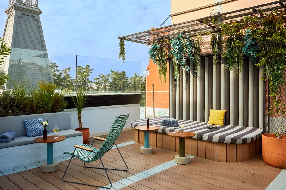 Terraza exterior en la azotea de The Social Hub Madrid