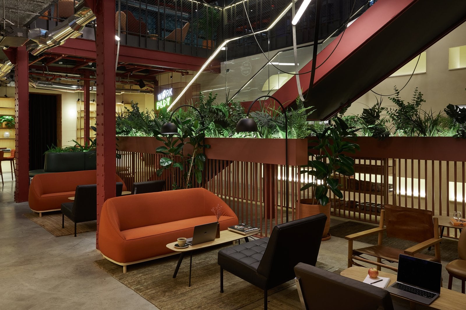 Zona de work café interior en The Social Hub Madrid