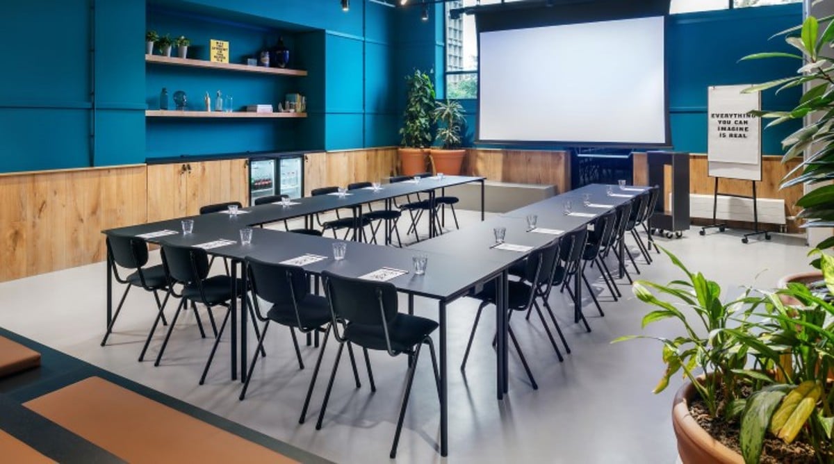 Sala de reuniones con paredes azules de The Social Hub