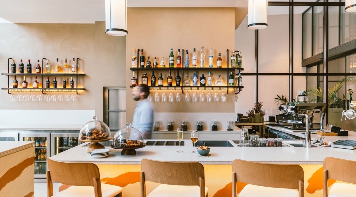 Interior de restaurante y bar de The Social Hub